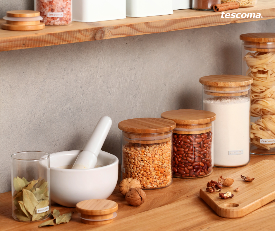 Glasgefäße und Dosen